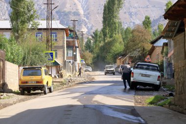 22 Ağustos 2023 - Orta Asya 'daki Arslanbob, Kırgızistan: küçük bir köydeki insanların evleri ve günlük yaşamları