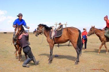 24 Ağustos 2023 - Kırgızistan 'da Song Kol Gölü: Son Kol Gölü kıyılarında At Sırtı Güreşi