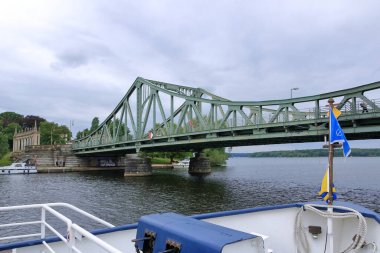 31 Temmuz 2023 - Potsdam, Berlin, Brandenburg, Almanya: Glienicke Köprüsü bulutlu bir günde Batı Berlin ve Doğu Almanya 'yı bağlamak için kullanıldı