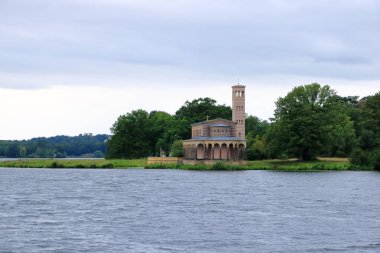 31 Temmuz 2023 - Potsdam, Berlin, Brandenburg, Almanya: bulutlu bir günde Berlin ile Potsdam arasındaki Havel Nehri yakınlarındaki bir tekne gezisinden alınan izler