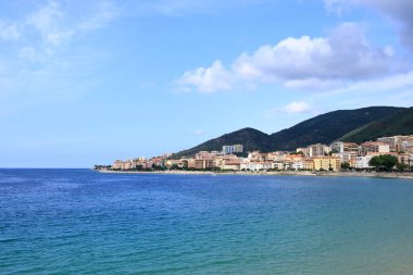 31 Mayıs 2023 - Fransa 'da Ajaccio, Korsika: Ada' nın başkenti veya kasabasında Akdeniz kültürü ve rengi. Arka sokaklar ve ara sokaklar. Açık havada güneşli bir gün