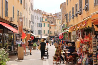 31 Mayıs 2023 - Fransa 'da Ajaccio, Korsika: Ada' nın başkenti veya kasabasında Akdeniz kültürü ve rengi. Arka sokaklar ve ara sokaklar. Açık havada güneşli bir gün