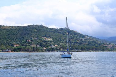 02 Haziran 2023 - Saint-Florent, Corsica, Fransa: körfez yakınlarındaki balıkçı limanında tekneler