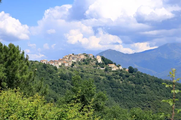 Poggio-di-Venaco, Fransa 'nın Korsika dağlarına kurulmuş büyüleyici bir köy.