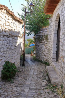 Arnavutluk 'un Berat Berati kentindeki eski dar sokaklar