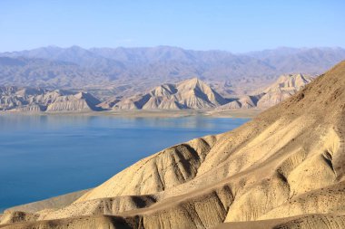 Orta Asya 'daki Kırgızistan, Tien Shan sıradağları altında Toktogul gölü ile güzel bir manzara.