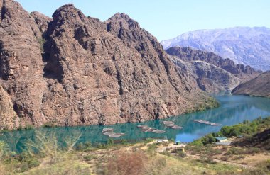 Güneşli bir günde güzel dağ manzarası. Dağlardaki Naryn Nehri 'nin turkuaz suyu Toktogul, Kırgızistan, Orta Asya' ya yakın.