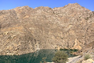 Güneşli bir günde güzel dağ manzarası. Dağlardaki Naryn Nehri 'nin turkuaz suyu Toktogul, Kırgızistan, Orta Asya' ya yakın.
