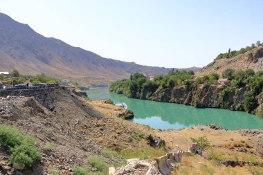 Güneşli bir günde güzel dağ manzarası. Dağlardaki Naryn Nehri 'nin turkuaz suyu Taschkmoer, Kırgızistan, Orta Asya' ya yakın.