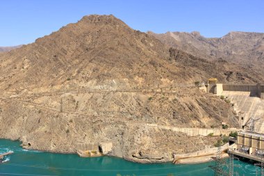 Kurpsai Hydro İstasyonu. Kırgızistan 'da Toktogul yakınlarındaki Naryn Nehri Kanyonu' nda. Orta Asya 'da bir hidroelektrik barajı