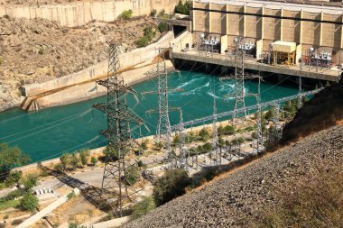 Kurpsai Hydro İstasyonu. Kırgızistan 'da Toktogul yakınlarındaki Naryn Nehri Kanyonu' nda. Orta Asya 'da bir hidroelektrik barajı