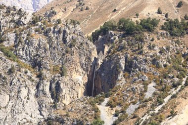 Arslanbob, Kırgızistan, Orta Asya yakınlarındaki şelalenin eteğindeki nehir.