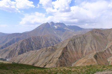 Kırgızistan, Orta Asya 'da Arslanbob ve Kazarman arasındaki Kaldaman geçidi