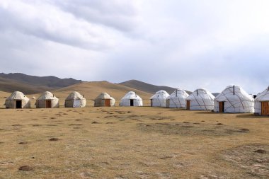 Orta Asya 'daki Songkol Gölü Kırgızistan' daki Yurtlar