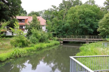 Brandenburg, Almanya yakınlarındaki Neue Muehle adında bir su değirmeni.