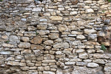 Sarı bej doğal taş duvar, farklı boyutlarda taşlar, geleneksel el sanatları