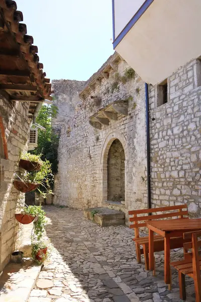 Arnavutluk 'un Berat Berati kentindeki eski dar sokaklar