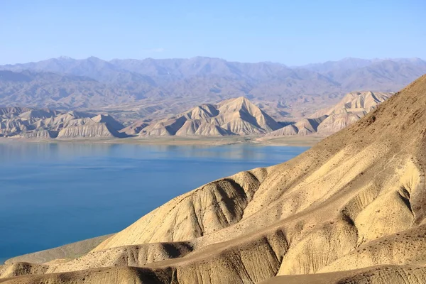 Orta Asya 'daki Kırgızistan, Tien Shan sıradağları altında Toktogul gölü ile güzel bir manzara.