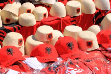 Arnavutluk 'taki hediyelik eşya pazarının geleneksel Arnavut yün şapkası Plis veya Qeleshe.