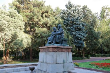 18 Ağustos 2023 - Kırgızistan, Orta Asya 'da Bişkek: Kırgızistan' ın merkezinde Karl Marx ve Friedrich Engels Anıtı