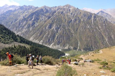 19 Ağustos 2023 - Orta Asya 'daki Ala Archa Ulusal Parkı, Kırgızistan: İnsanlar yazın Ala Archa Ulusal Parkı' nda yürüyüş yapmaktan zevk alıyor