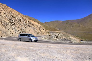 20 Ağustos 2023 - Kırgızistan, Orta Asya 'da Bişkek yakınlarındaki Too-Ashuu geçidi: insanlar ve arabalar geçitten geçiyor