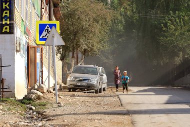 22 Ağustos 2023 - Orta Asya 'daki Arslanbob, Kırgızistan: küçük bir köydeki insanların evleri ve günlük yaşamları