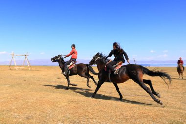 24 Ağustos 2023 - Kırgızistan 'da Song Kol Gölü: Kyz Kuuma' nın Performansı (kız kovalama), geleneksel binicilik sporu