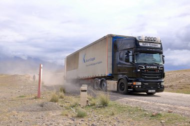 23 Ağustos 2023 - Kırgızistan, Orta Asya: Kırgızistan 'da vahşi doğada bir kamyon sürüyor