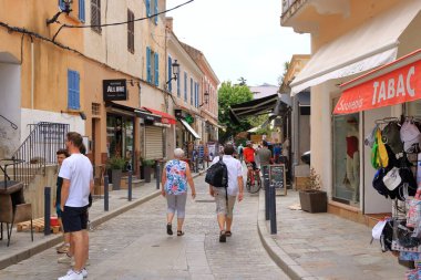 02 Haziran 2023 - Calvi, Corsica, Fransa: Calvi 'de tarihi evleri olan cadde