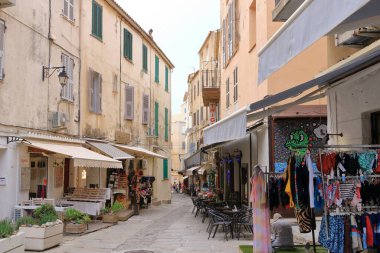 02 Haziran 2023 - Calvi, Corsica, Fransa: Calvi 'de tarihi evleri olan cadde