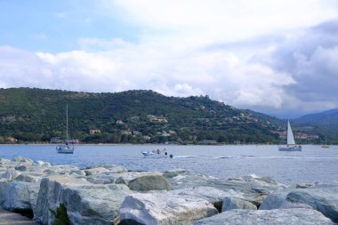 02 Haziran 2023 - Saint-Florent, Corsica, Fransa: körfez yakınlarındaki balıkçı limanında tekneler