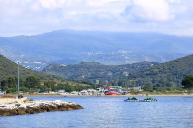02 Haziran 2023 - Saint-Florent, Corsica, Fransa: körfez yakınlarındaki balıkçı limanında tekneler