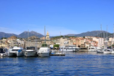 02 Haziran 2023 - Saint-Florent, Corsica, Fransa: körfez yakınlarındaki balıkçı limanında tekneler