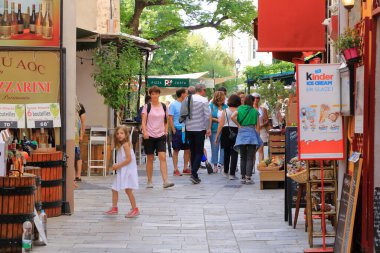 02 Haziran 2023 - Saint-Florent, Korsika, Fransa: renkli evleri olan şehir içi insanlar