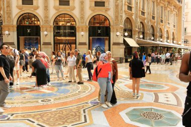 3 Haziran 2023 - İtalya 'da Milan: İnsanlar Galleria Vittorio Emanuele II alışveriş merkezinin keyfini çıkarıyor