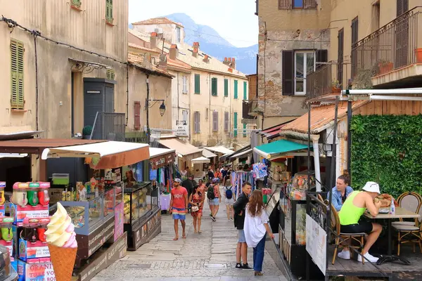 02 Haziran 2023 - Calvi, Corsica, Fransa: Calvi 'de tarihi evleri olan cadde