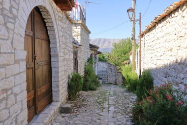 Arnavutluk 'un Berat Berati kentindeki eski dar sokaklar