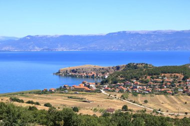 Arnavutluk 'un Ohrid Gölü' ndeki (Lin Köyü yakınlarındaki) güzel kıyı manzarası