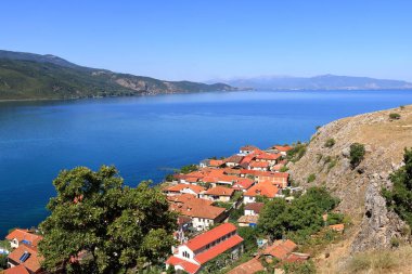 Arnavutluk 'un Ohrid Gölü' ndeki (Lin Köyü yakınlarındaki) güzel kıyı manzarası