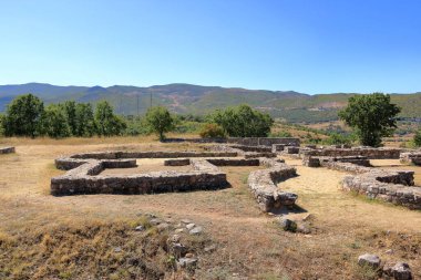 Arnavutluk 'un Pogradec kenti yakınlarındaki Lin Antik Mozaiklerinin çevresi
