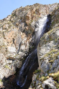 Yazın Ala Archa Ulusal Parkı 'nda bir şelale, Orta Asya' da Kırgızistan