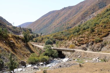 Kırgızistan, Orta Asya 'da Kaldaman geçidi yakınlarındaki Urumbash nehrinin manzarası.