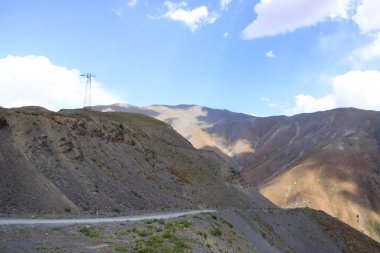 Kırgızistan, Orta Asya 'da Arslanbob ve Kazarman arasındaki Kaldaman geçidi