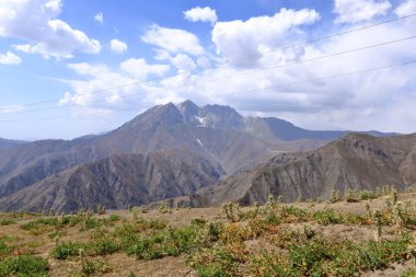 Kırgızistan, Orta Asya 'da Arslanbob ve Kazarman arasındaki Kaldaman geçidi