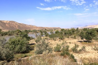 Kırgızistan 'daki Kazarman: Dağlardaki Naryn nehri