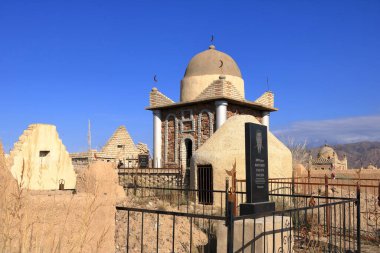 Kırgızistan 'ın Naryn bölgesindeki Kochkor' da gün batımında Müslüman mezarlığı Semiz Bel 'e Panorama manzarası