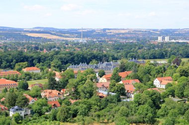 Pillnitz üzüm bağlarından Dresden manzarası