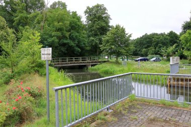 Brandenburg, Almanya yakınlarındaki Neue Muehle adında bir su değirmeni.