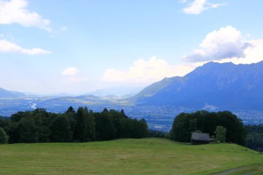 İsviçre 'den Lihtenştayn' a, Vaduz Şehri 'ne ve Ren Nehri' ne Panoramik bir manzara